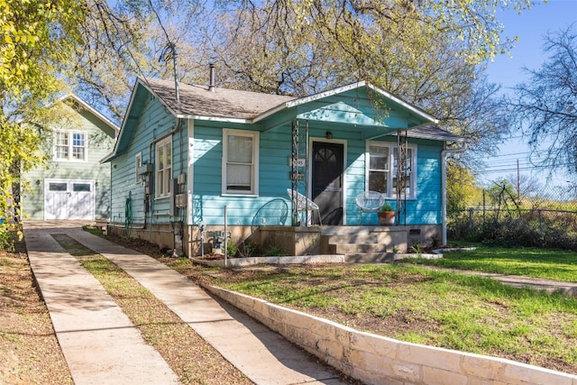 bungalow featuring a front yard