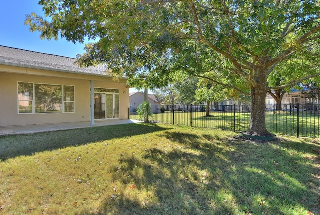 view of yard featuring a patio