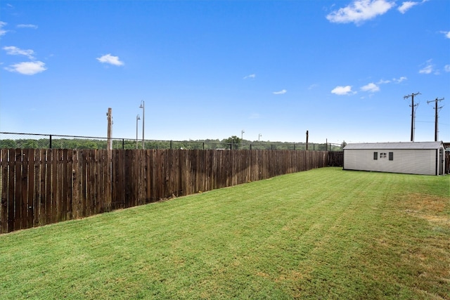 view of yard with an outdoor structure