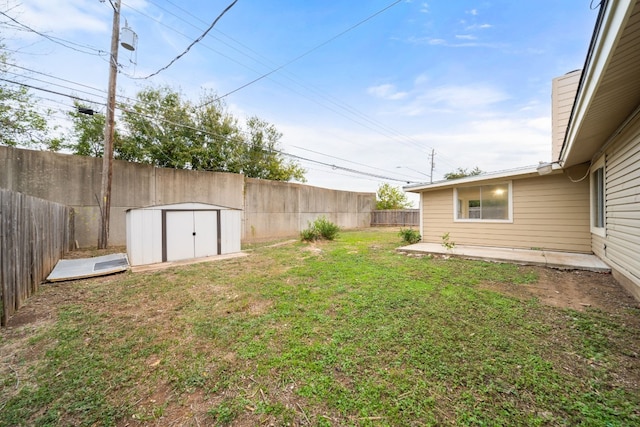 view of yard with a storage shed