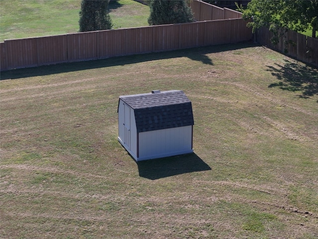 view of yard with a storage unit