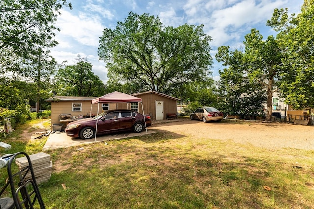 view of yard featuring a storage shed