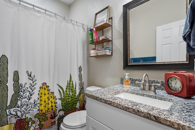 226 Spruce Ave, Luling, TX 78648 - full bath featuring toilet, vanity, a textured wall, and curtained shower