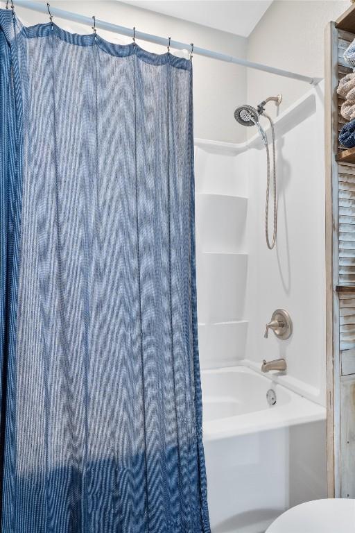 226 Spruce Ave, Luling, TX 78648 - full bath with shower / bath combo and toilet