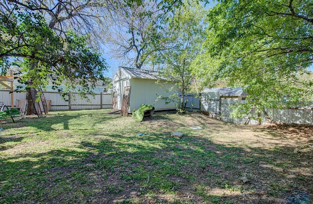 view of yard with a storage unit