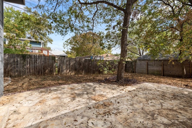 view of yard featuring a patio area