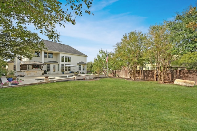 view of yard featuring a patio area