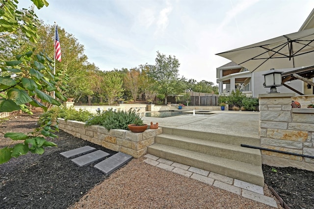 view of yard featuring a patio area