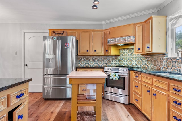 kitchen with light hardwood / wood-style floors, sink, ornamental molding, and stainless steel appliances