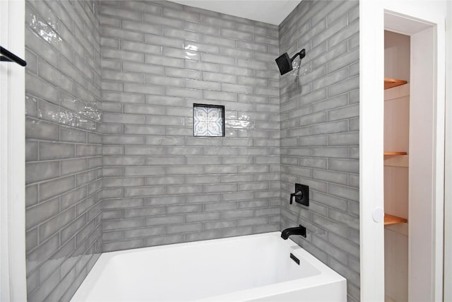 bathroom featuring tiled shower / bath combo