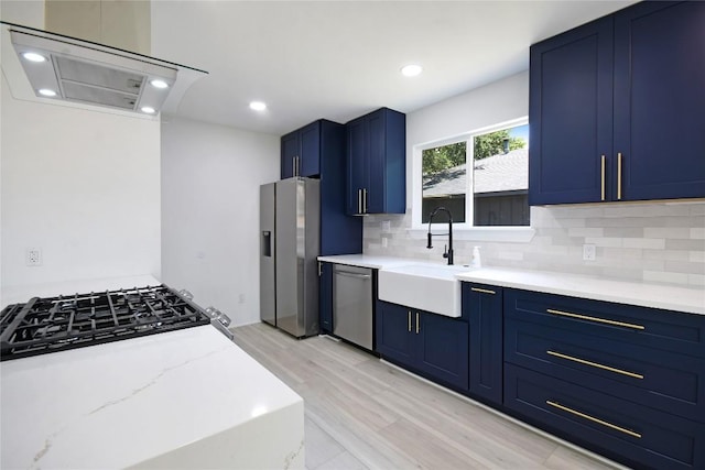 kitchen featuring sink, backsplash, stainless steel appliances, blue cabinets, and exhaust hood