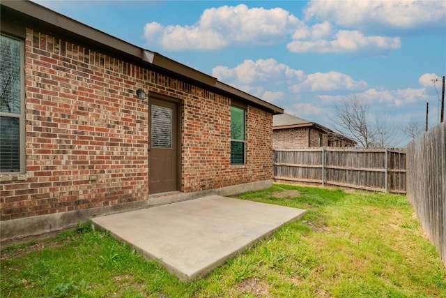 view of yard featuring a patio area