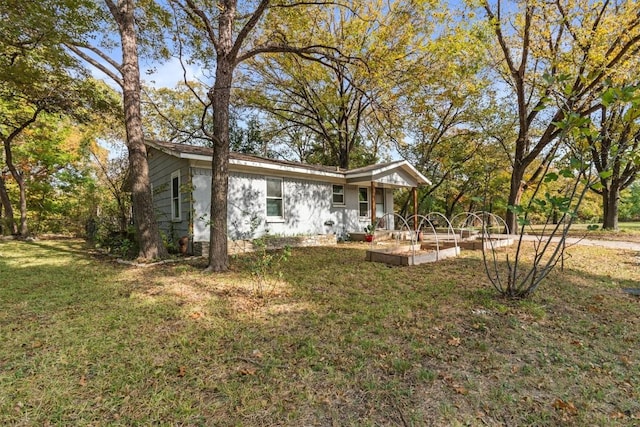 view of front facade featuring a front yard and a vegetable garden