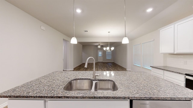 kitchen with a kitchen island with sink, ceiling fan, sink, pendant lighting, and dark hardwood / wood-style floors