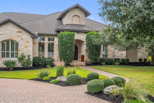 view of front of property featuring a front yard