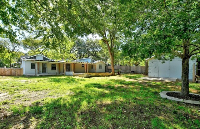 view of yard with a storage unit