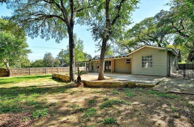 view of yard with a patio