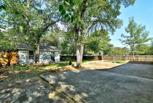 view of yard featuring a patio