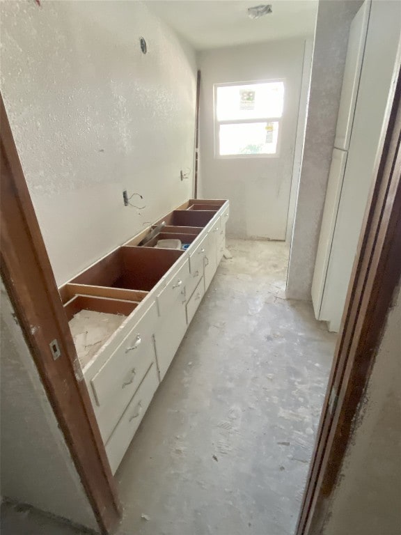 bathroom featuring concrete floors