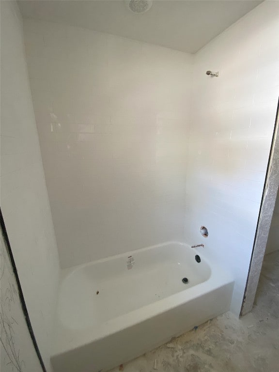 bathroom featuring tiled shower / bath combo