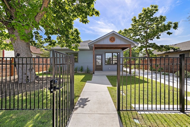 view of front facade featuring a front lawn