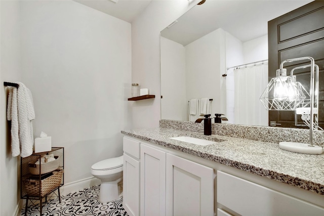 bathroom featuring tile patterned floors, a shower with curtain, vanity, and toilet