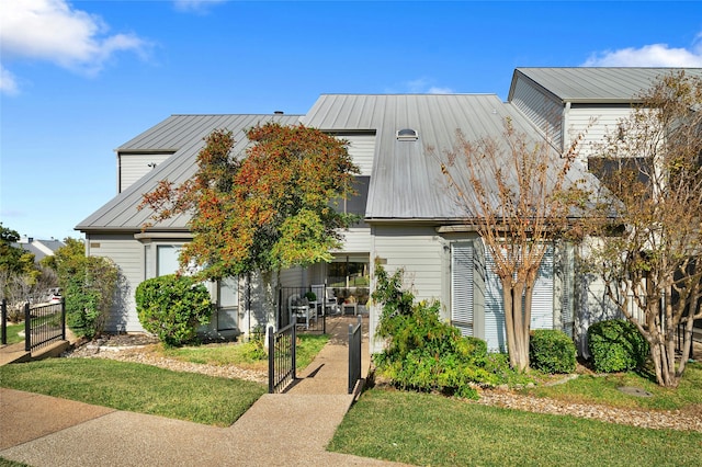 view of front of property featuring a front yard