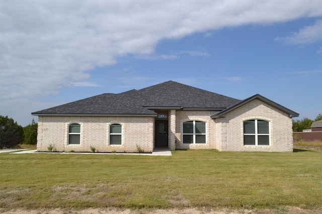 view of front facade featuring a front yard