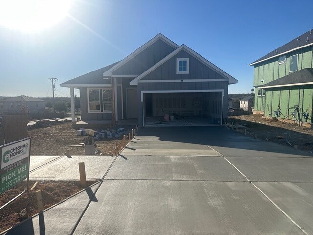 view of front facade with a garage