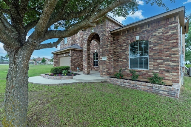 view of front of house with a front lawn and a garage