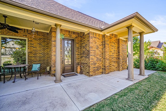 property entrance featuring ceiling fan