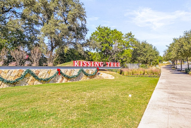 community sign with a yard