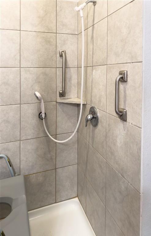 249 El Dorado Rd, Jarrell, TX 76537 - bathroom featuring a shower stall