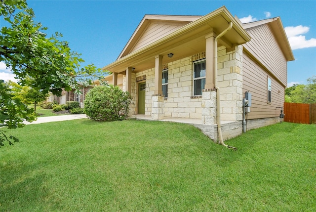 view of front facade featuring a front yard and a porch