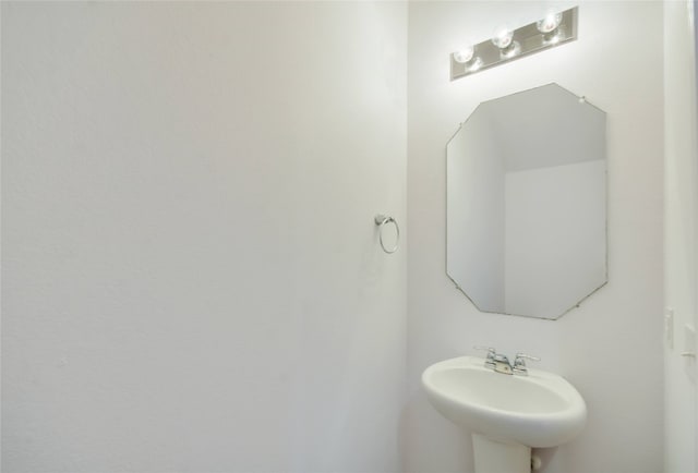 bathroom featuring sink