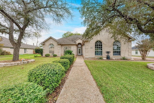 view of front of property featuring a front lawn