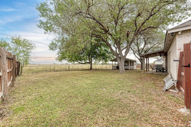 view of yard featuring a rural view