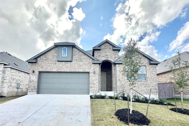 view of front of property featuring a front yard