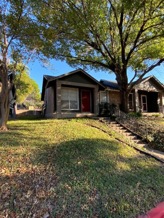 ranch-style house with a front yard