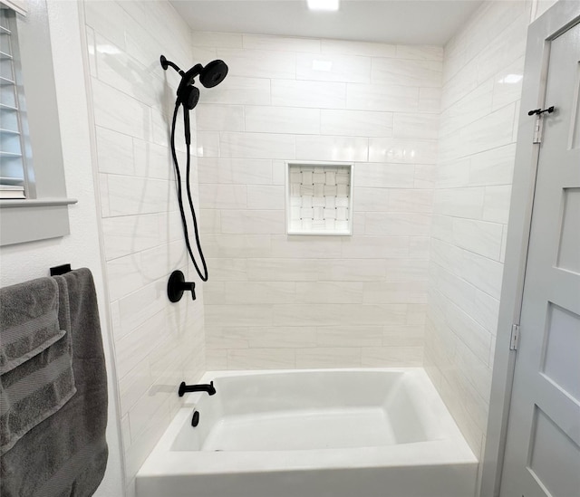 bathroom with tiled shower / bath combo