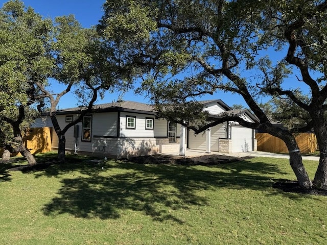 ranch-style home featuring a front lawn