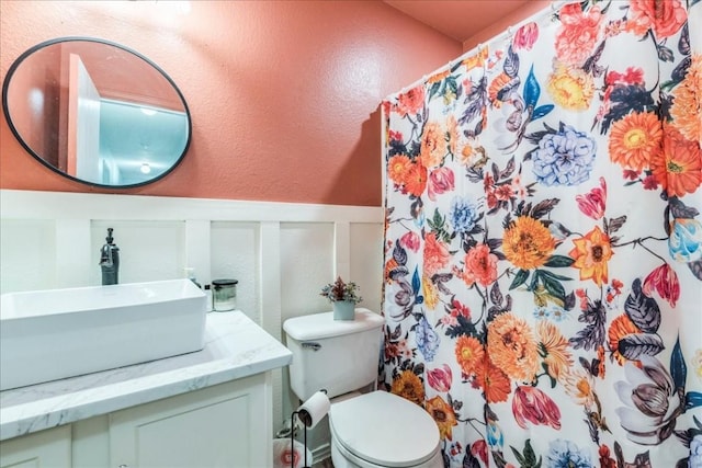 bathroom with a shower with curtain, vanity, and toilet