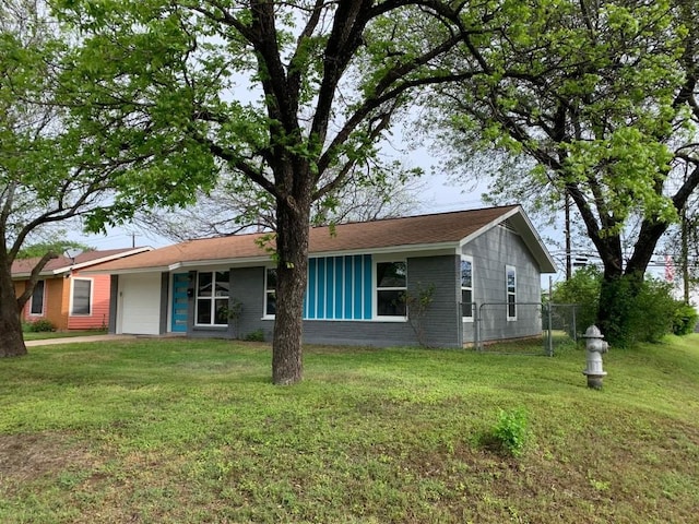 view of front of house featuring a front yard