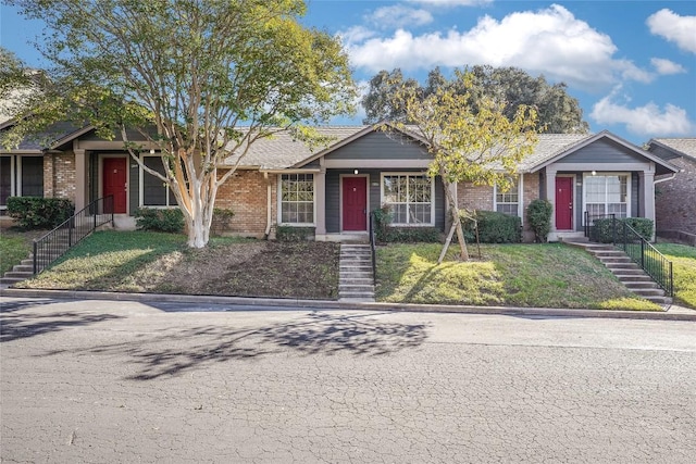 ranch-style home featuring a front lawn