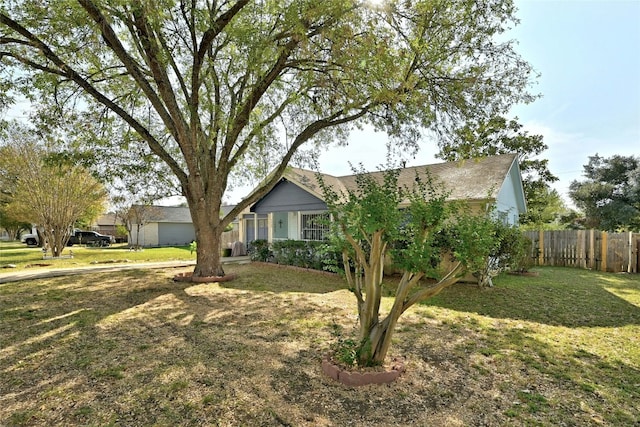 single story home featuring a front lawn