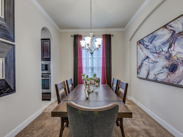 dining room featuring light colored carpet, crown molding, and an inviting chandelier