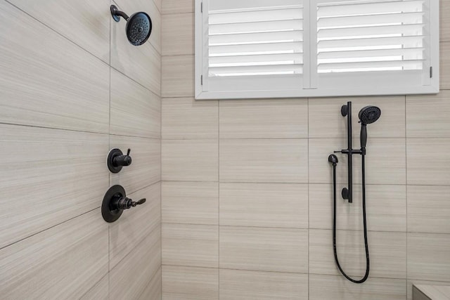 room details featuring a tile shower