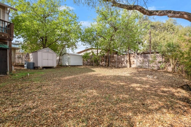 view of yard featuring a storage shed