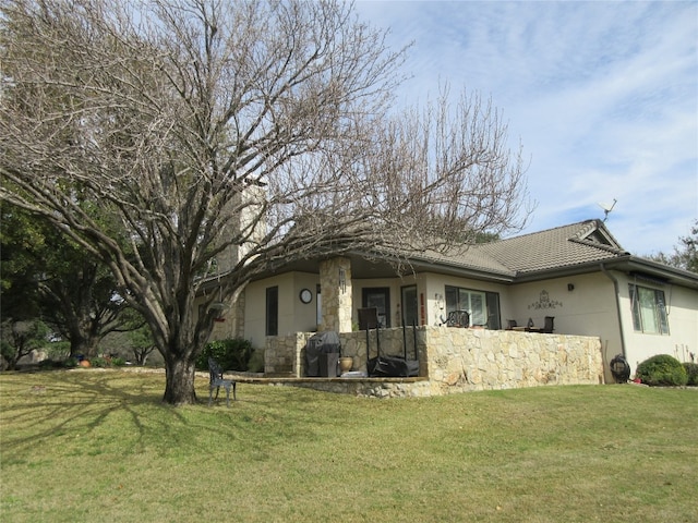 single story home with a front yard