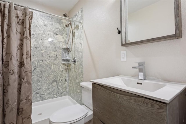 bathroom with a shower with curtain, vanity, and toilet